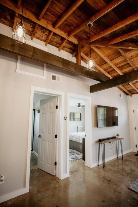 The Turquoise Door Modern Rustic In Town Of Lexington Villa Bagian luar foto